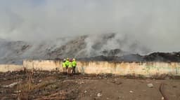 கரூர் மாநகராட்சி குப்பை கிடங்கில் மூன்றாவது நாளாக பற்றி எரியும் தீ