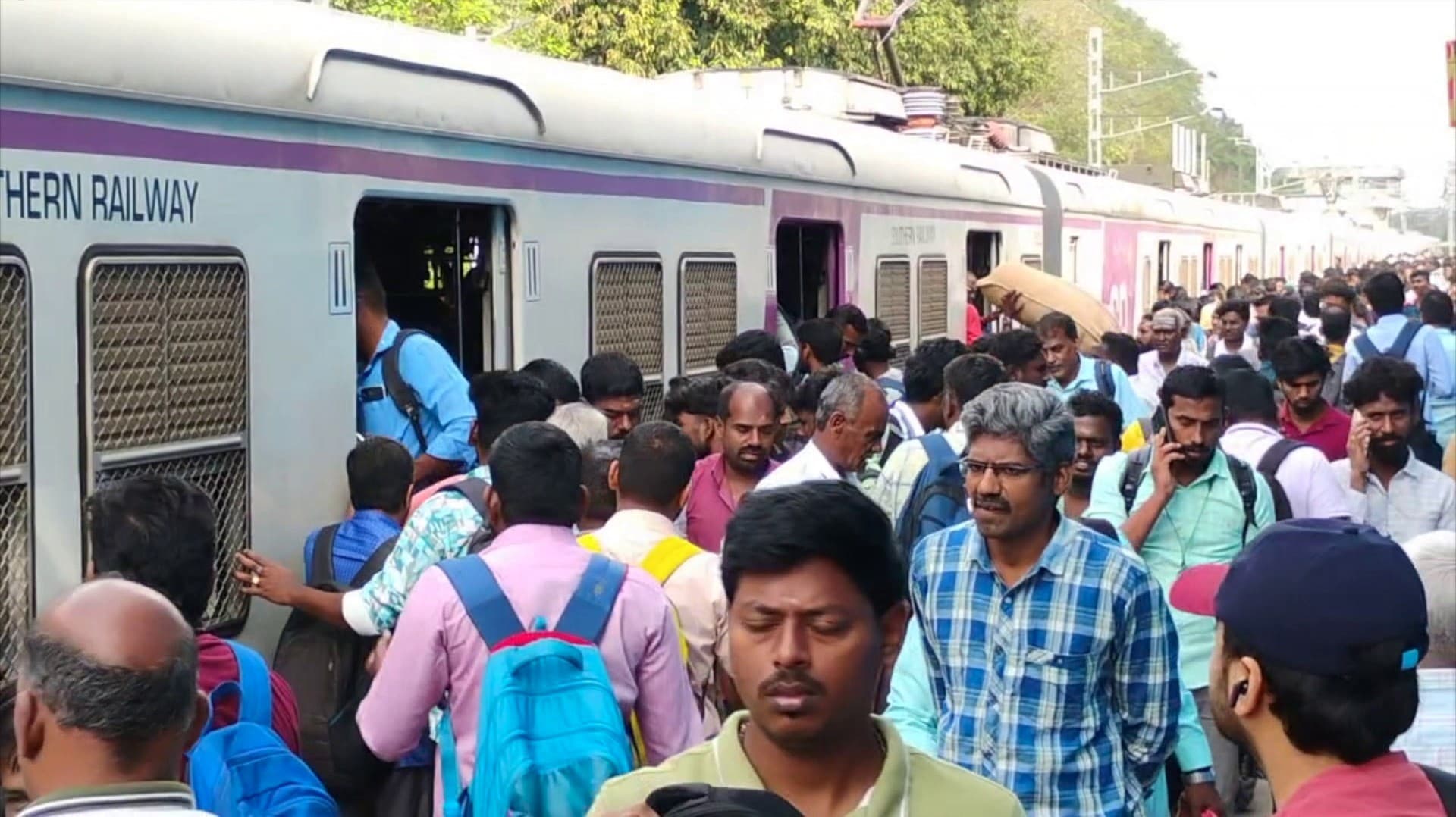 சென்னை கடற்கரை - தாம்பரம் இடையே அரை மணி நேரத்திற்கு ஒரு ரயில் இயக்கப்படுவதால் ரயில் நிலையங்களில் அதிகரித்த பயணிகள் கூட்டம்