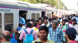 சென்னை கடற்கரை - தாம்பரம் இடையே அரை மணி நேரத்திற்கு ஒரு ரயில் இயக்கப்படுவதால் ரயில் நிலையங்களில் அதிகரித்த பயணிகள் கூட்டம்