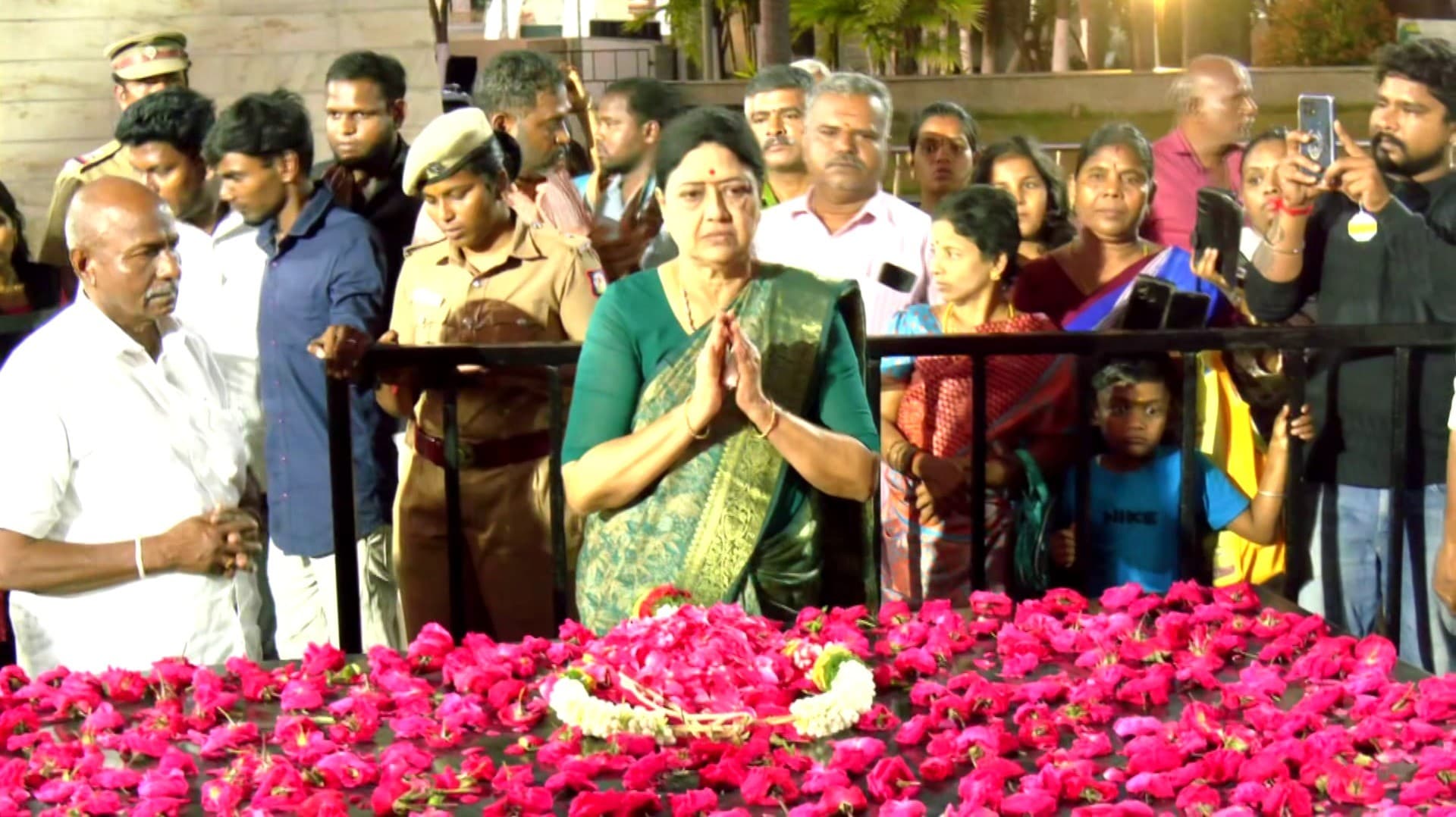 ஜெயலலிதாவின் பிறந்தநாளான இன்று முக்கிய அறிவிப்பை வெளியிடும் சசிகலா.!