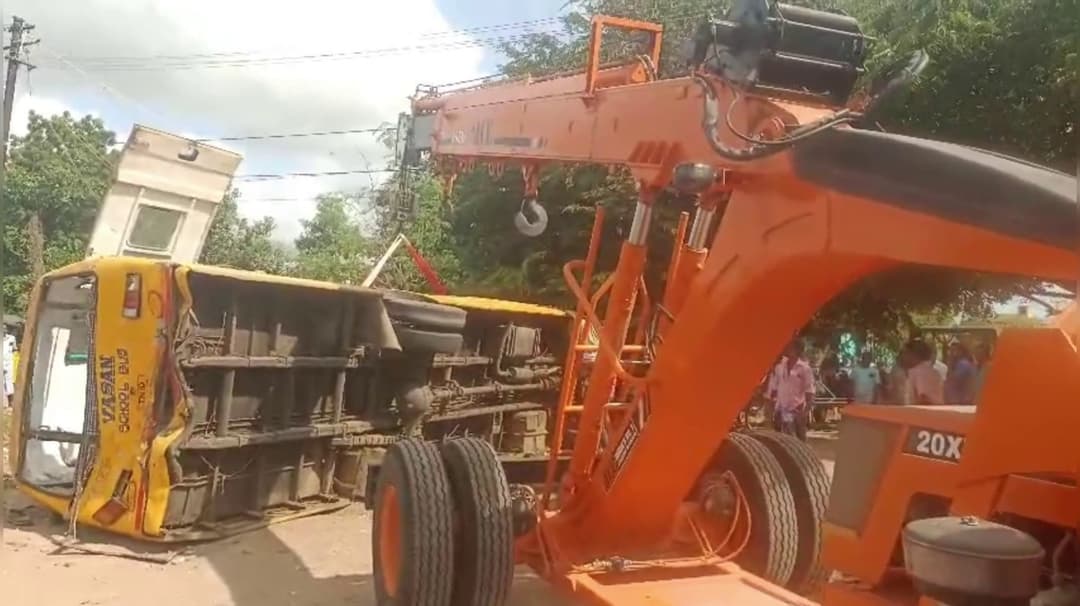 தனியார் பள்ளி பேருந்து கவிழ்ந்து விபத்து