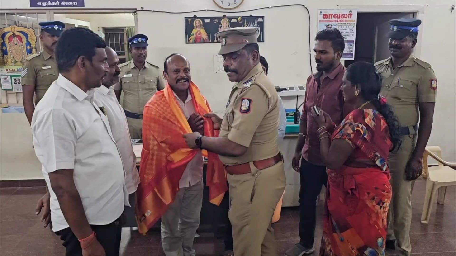 கீழே கிடந்த தாலியை மீட்டு உரியவரிடம் ஒப்படைத்தவருக்கு பாராட்டு