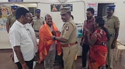 கீழே கிடந்த தாலியை மீட்டு உரியவரிடம் ஒப்படைத்தவருக்கு பாராட்டு