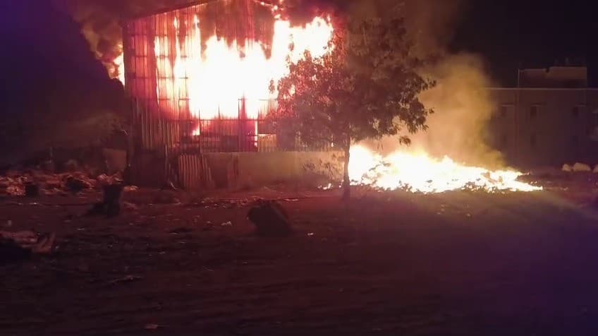 விழுப்புரம் அருகே  பிளாஸ்டிக் அரவை குடோனில் இரவில் தீ விபத்து