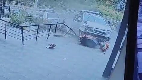 சாலையில் சென்று கொண்டிருந்த கார் கட்டுப்பாட்டை இழந்து விபத்து