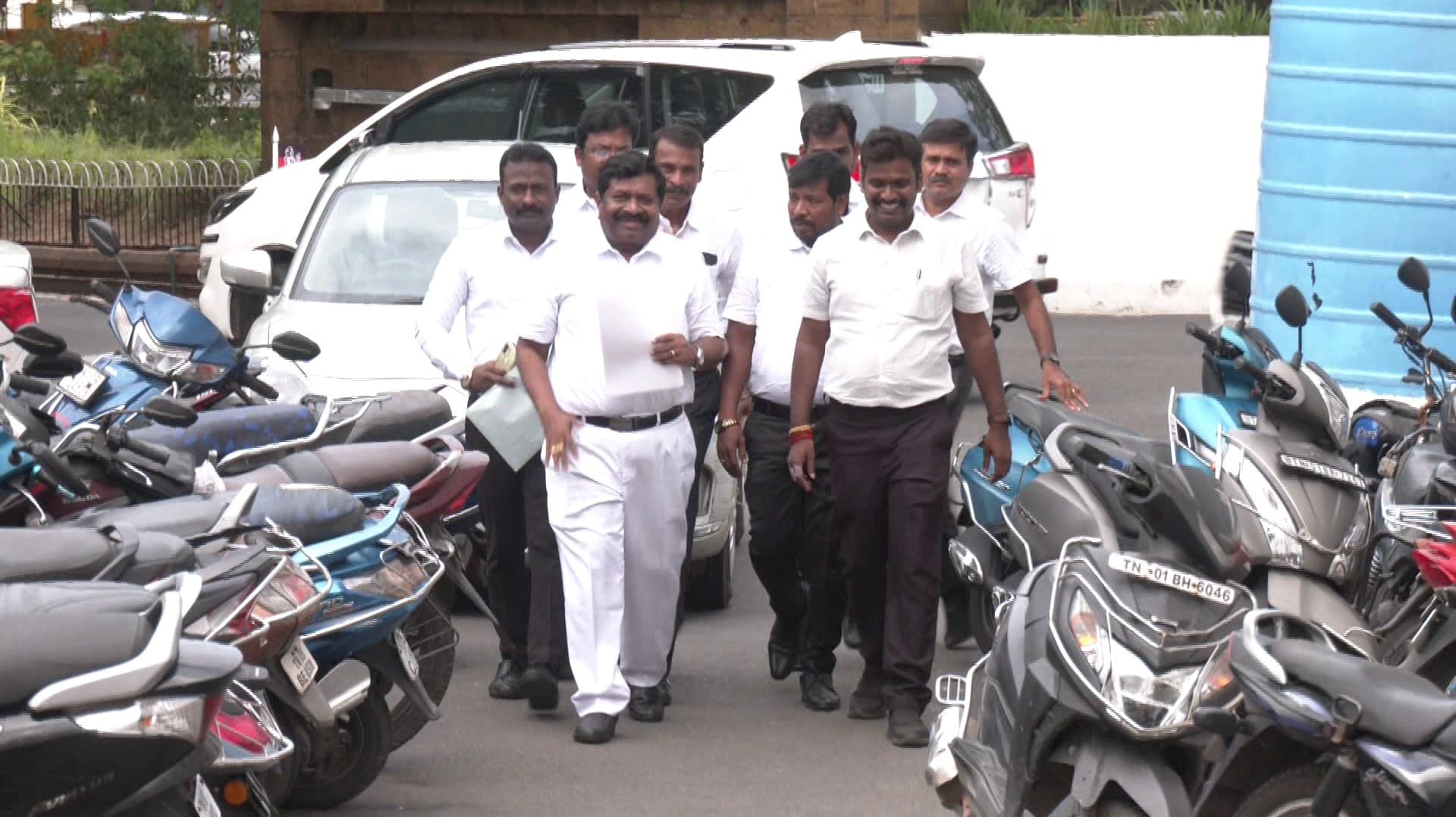 அமைச்சர் கே.என்.நேரு மீது வழக்குப்பதிவு செய்ய லஞ்ச ஒழிப்புத்துறை, பொறுப்பு டிஜிபிக்கு அதிமுக எம்.பி. இன்பதுரை கடிதம்