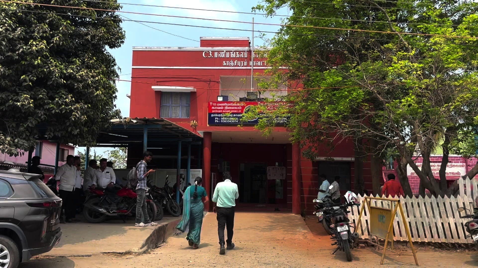 கைத்துப்பாக்கியால் பேருந்து ஓட்டுநருக்கு கொலை மிரட்டல் விடுத்த தொழிலதிபர், மகன் கைது- துப்பாக்கி பறிமுதல்