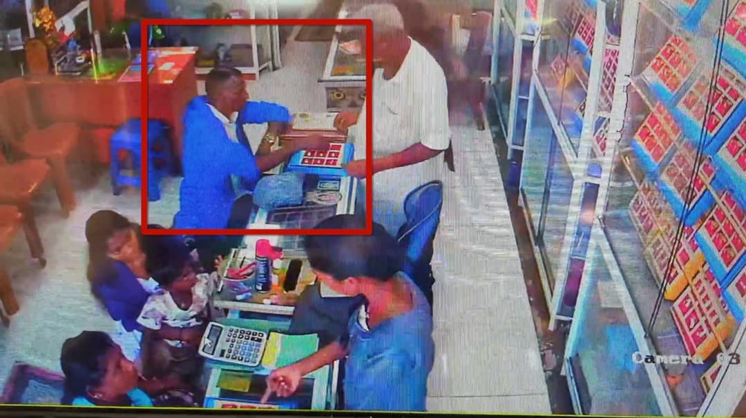 நகை கடையில் தங்கம் வாங்குவது போல் நூதன திருட்டு....