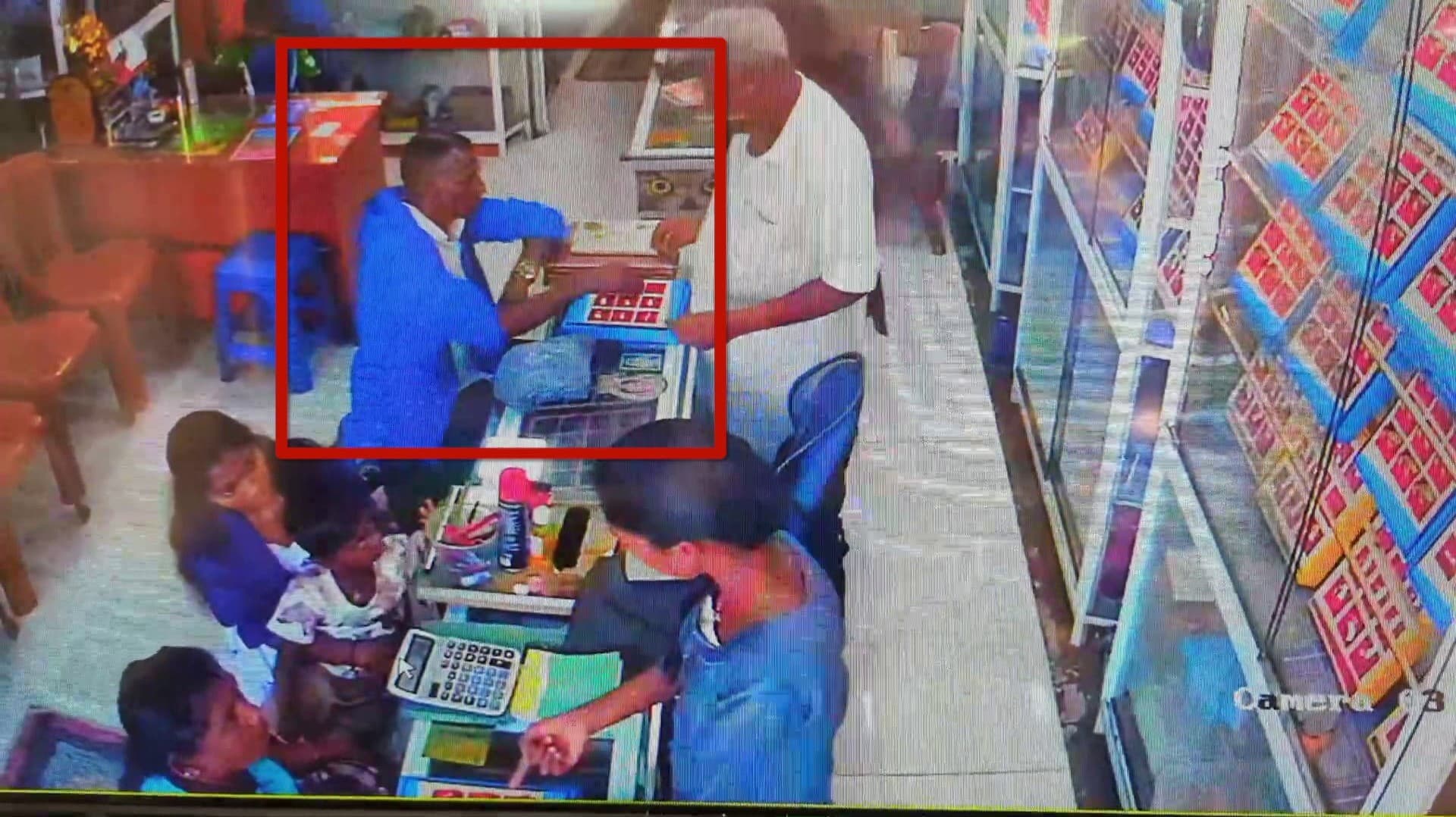 நகை கடையில் தங்கம் வாங்குவது போல் நூதன திருட்டு....