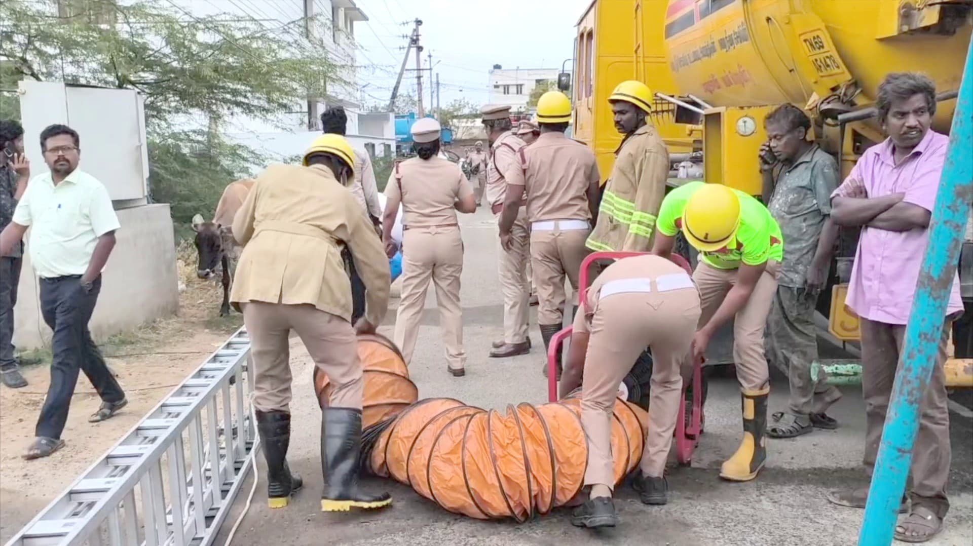 ஒப்பந்ததாரர் அலட்சியத்தால் பலியான தூய்மை பணியாளர் போராடி உடலை மீட்டனர்...! பரபரப்பான மீட்பு காட்சிகள்....