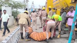 ஒப்பந்ததாரர் அலட்சியத்தால் பலியான தூய்மை பணியாளர் போராடி உடலை மீட்டனர்...! பரபரப்பான மீட்பு காட்சிகள்....