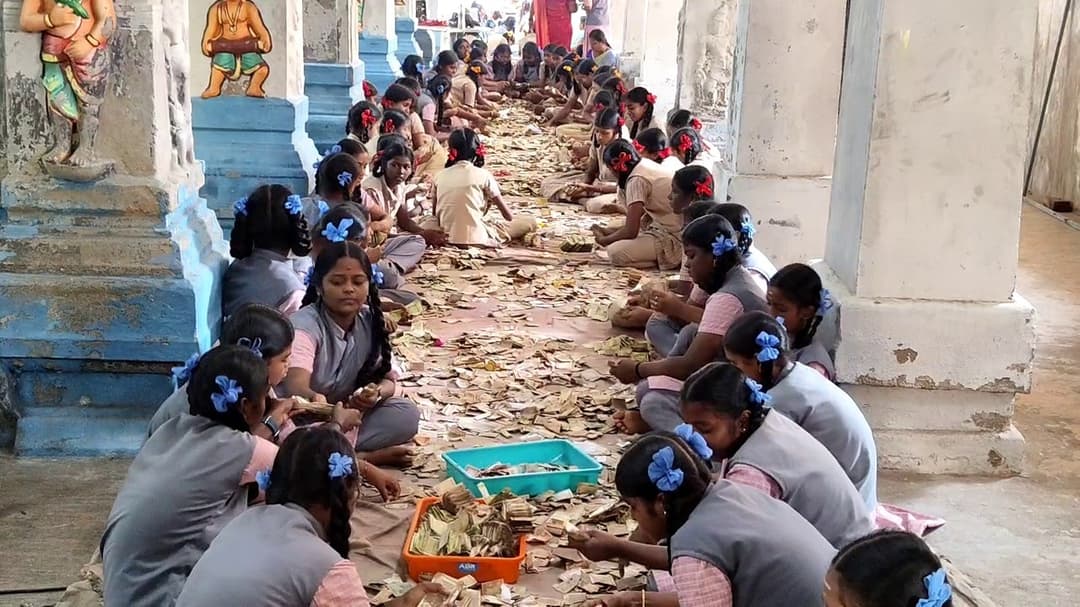 பள்ளி மாணவிகள் மூலம் எண்ணப்பட்ட உண்டியல் காணிக்கை