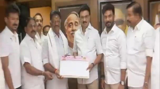 அதிமுகவின் ஒருங்கிணைப்பாளராகவும், பொருளாளராகவும் இருந்த ஓபிஎஸ் திமுகவில் இணைந்தார்