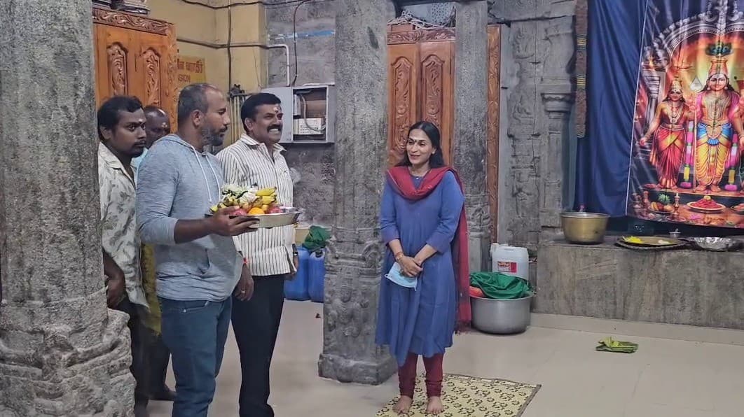 திருத்தணி முருகர் கோவிலில் ஐஸ்வர்யா ரஜினி வழிபாடு