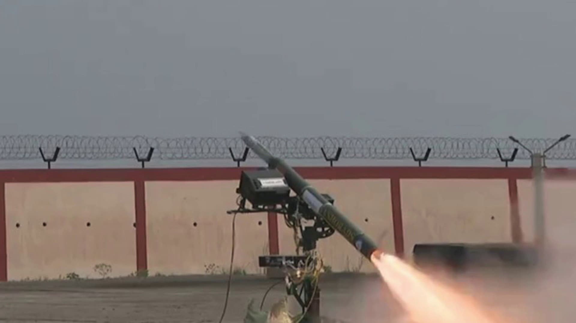 தரையில் இருந்து வான் இலக்கை தாக்க உதவும் ஆயுத பரிசோதனை முழு வெற்றி என டி.ஆர்.டி.ஓ. அறிவிப்பு