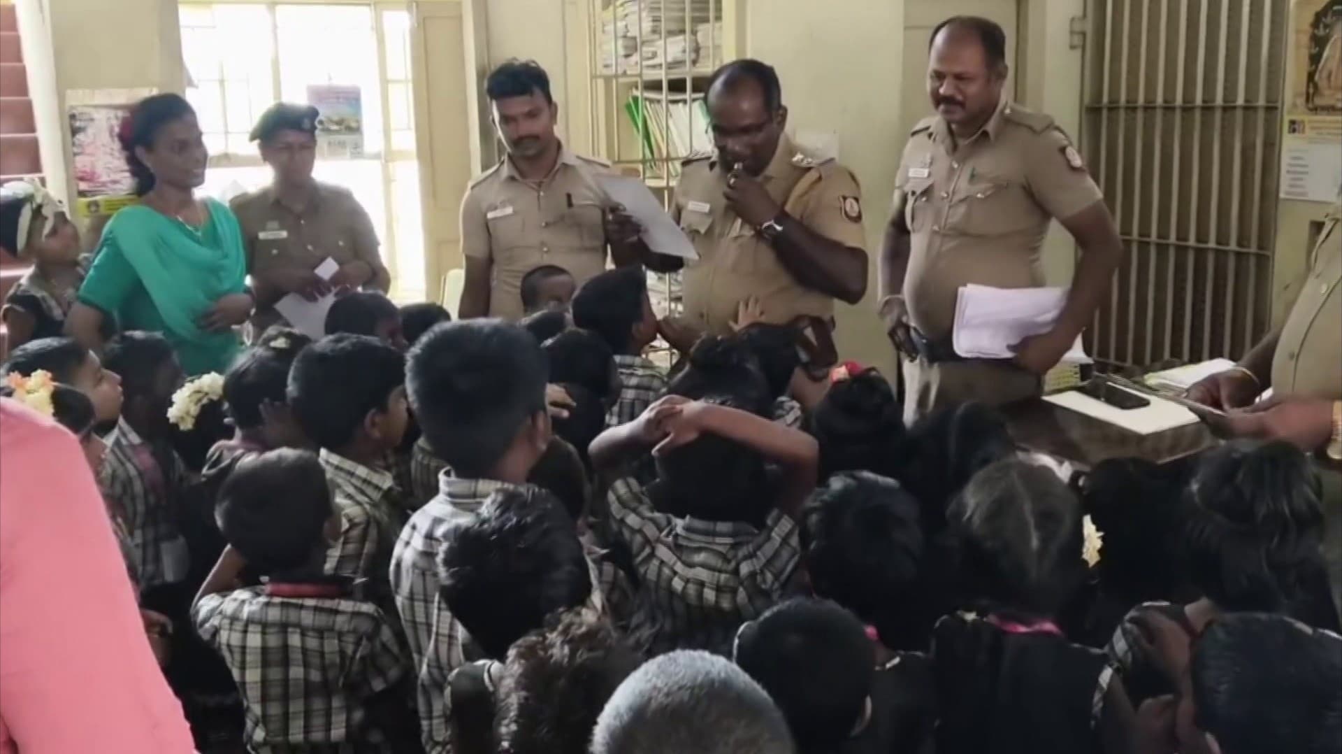 போலீஸ் அங்கிள், தூங்காம எப்படி திருடனைப் பிடிப்பீங்க?-சிறுவன் கேள்வி