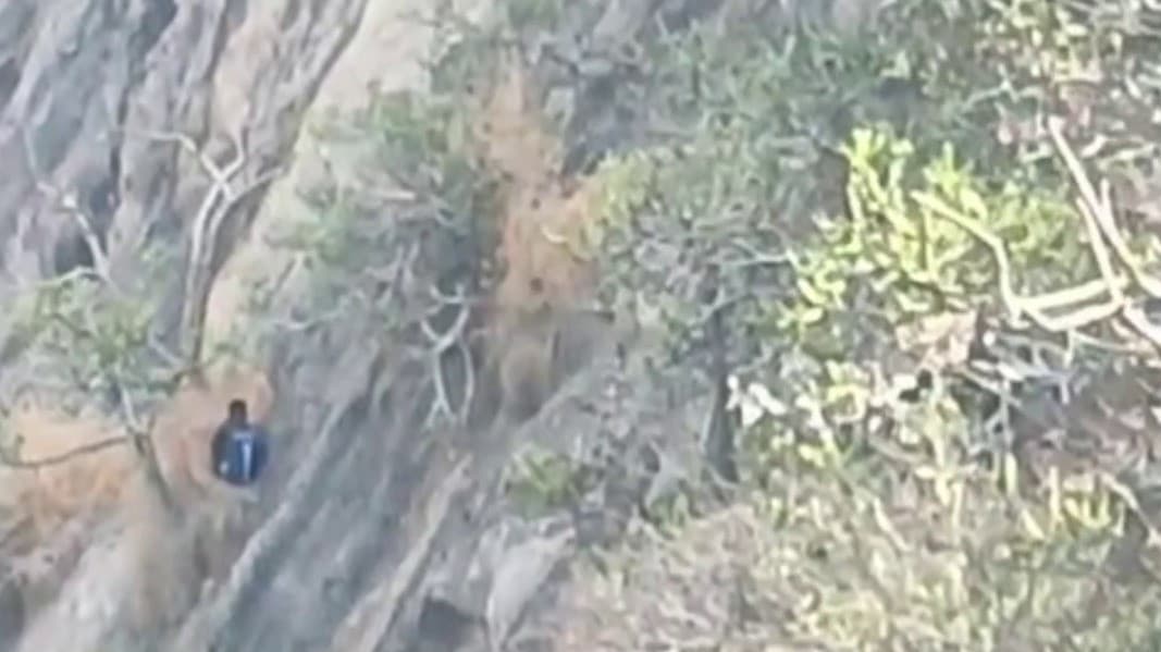 மலைப்பாறையில் சிக்கிய மாணவன் உயிருடன் மீட்பு