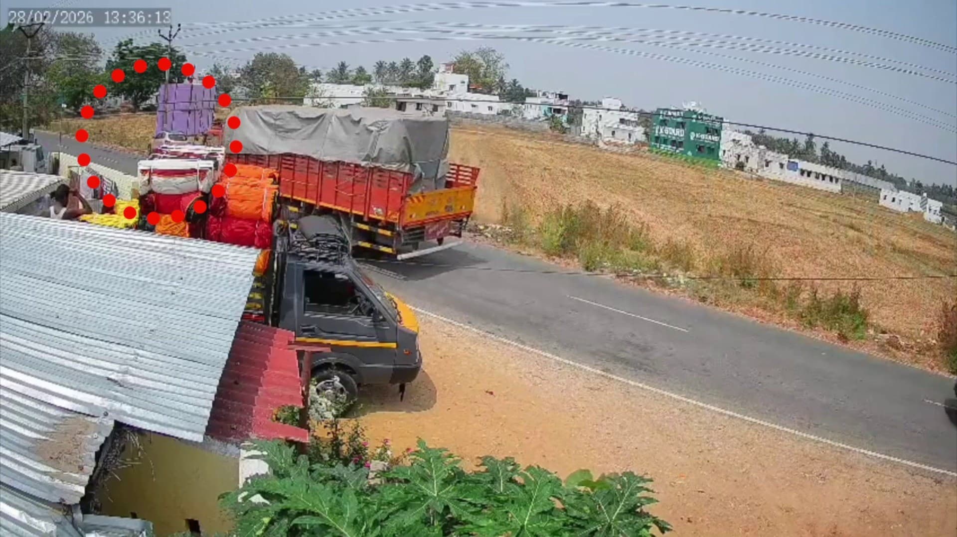 கார் மோதி முறிந்து விழுந்த சாலையோர மின்கம்பம் ஓட்டுநருக்கு லேசான காயம் - சிசிடிவி காட்சி