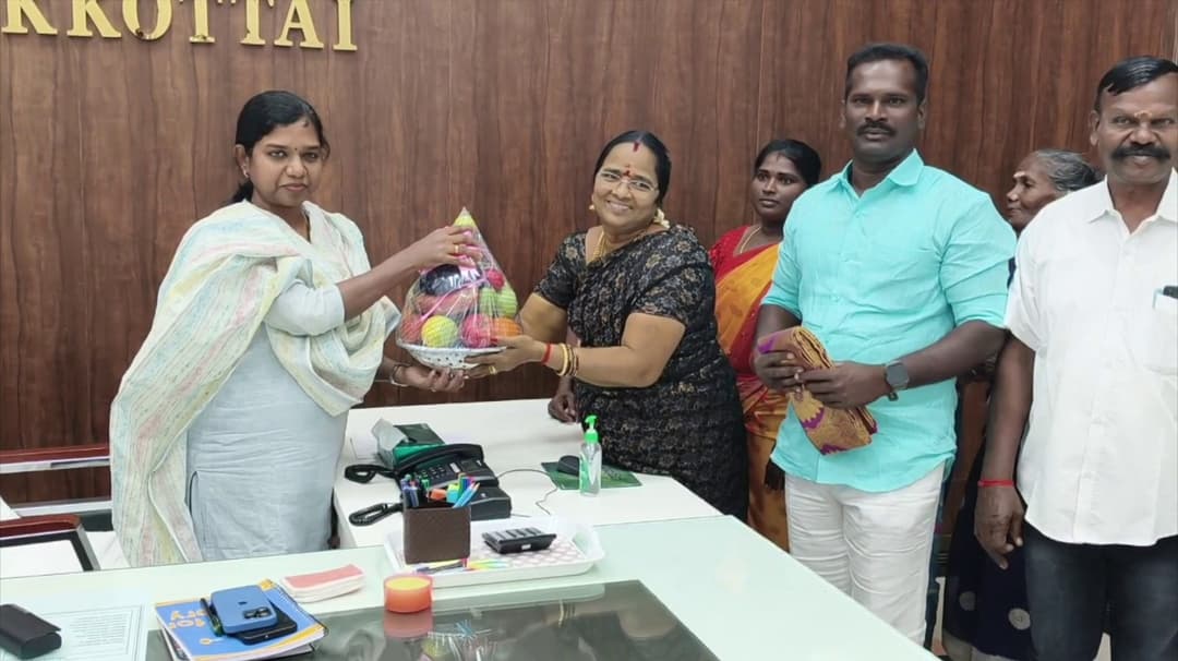 பட்டா வழங்கிய ஆட்சியருக்கு ஊர்வலமாகச் சென்ற மக்கள் நன்றி