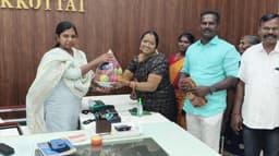 பட்டா வழங்கிய ஆட்சியருக்கு ஊர்வலமாகச் சென்ற மக்கள் நன்றி