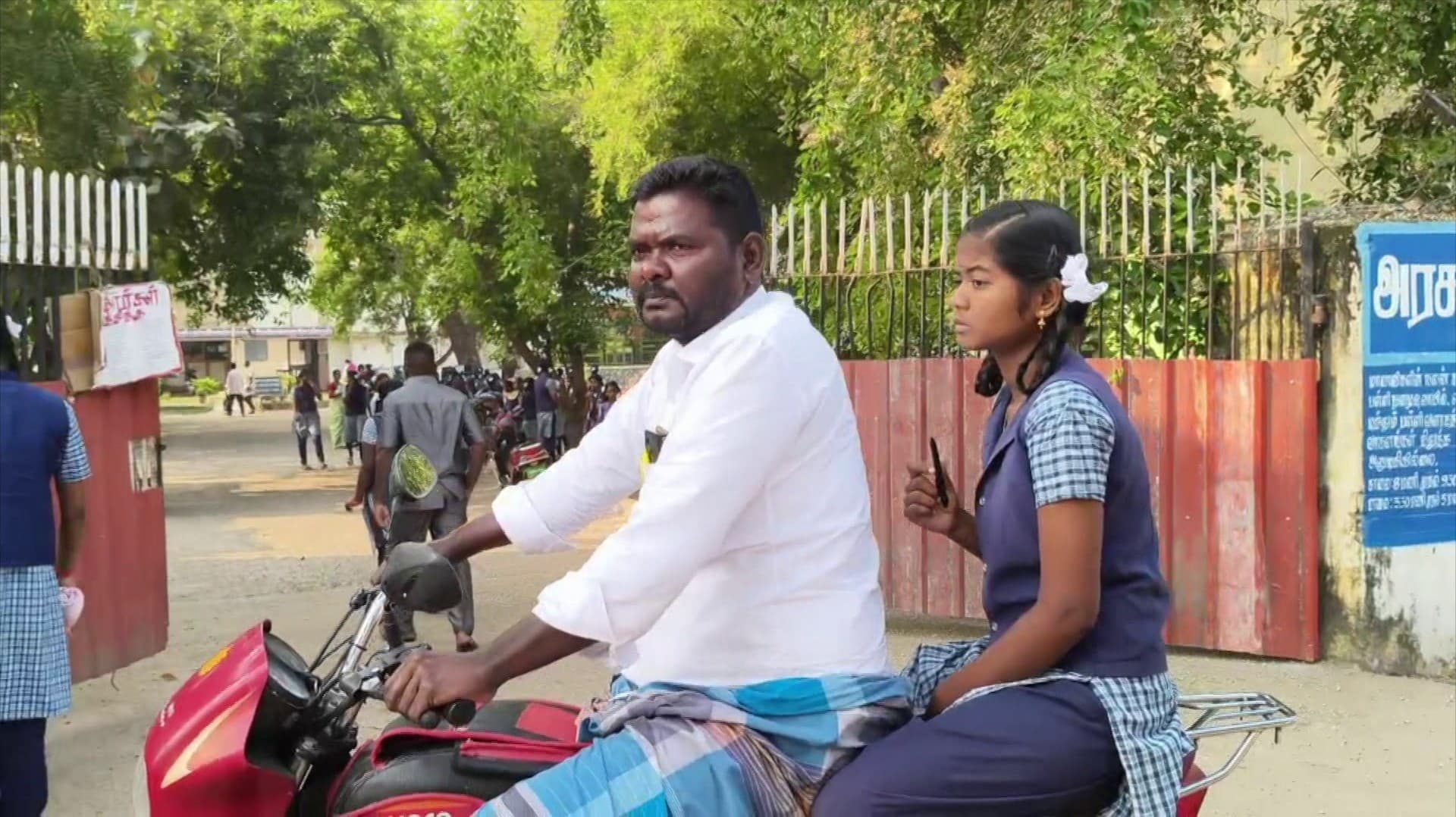 தாயின் இறப்பைத் தாங்கிக் கொண்டு +2 தேர்வு எழுதச் சென்ற மாணவி