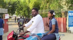 தாயின் இறப்பைத் தாங்கிக் கொண்டு +2 தேர்வு எழுதச் சென்ற மாணவி