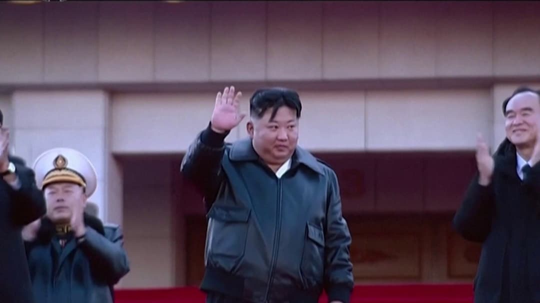 ராக்கெட் லாஞ்சர் லாரியை ஓட்டிச் சென்ற வடகொரிய அதிபர்