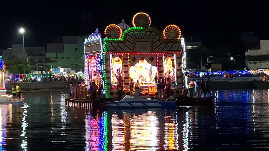 நாமக்கல் ஆஞ்சநேயர் கோவில் தெப்பத் திருவிழா கோலாகலம்