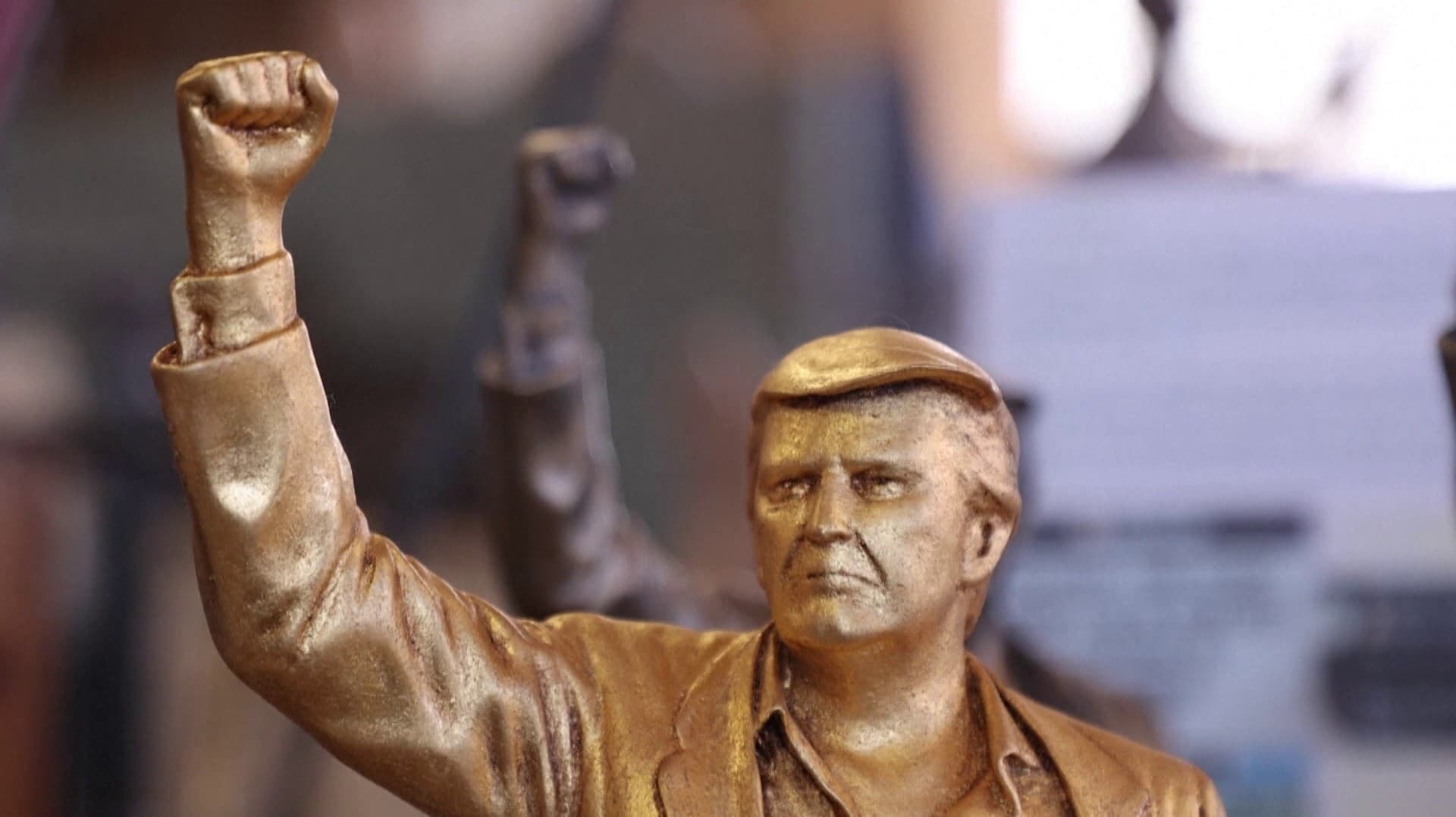 அதிபர் டிரம்ப்பின் 15 அடி உயர தங்க முலாம் பூசப்பட்ட உருவச்  சிலையை உரியவர்கள் இடம் ஒப்படைக்க சிற்பி மறுப்பு