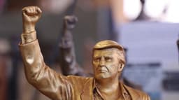 அதிபர் டிரம்ப்பின் 15 அடி உயர தங்க முலாம் பூசப்பட்ட உருவச்  சிலையை உரியவர்கள் இடம் ஒப்படைக்க சிற்பி மறுப்பு