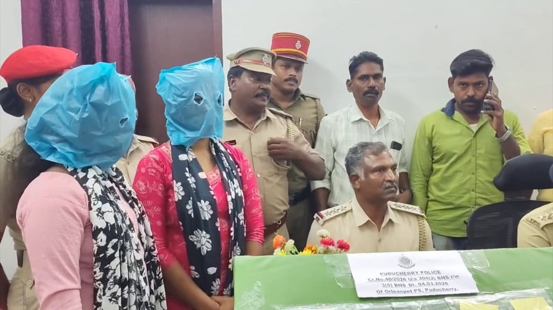 கழிப்பறைக்குள் மிளகாய் பொடியை தூவி 6.5 சவரன் நகை கொள்ளை