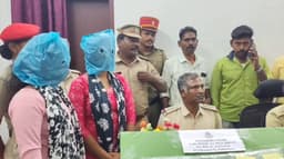 கழிப்பறைக்குள் மிளகாய் பொடியை தூவி 6.5 சவரன் நகை கொள்ளை