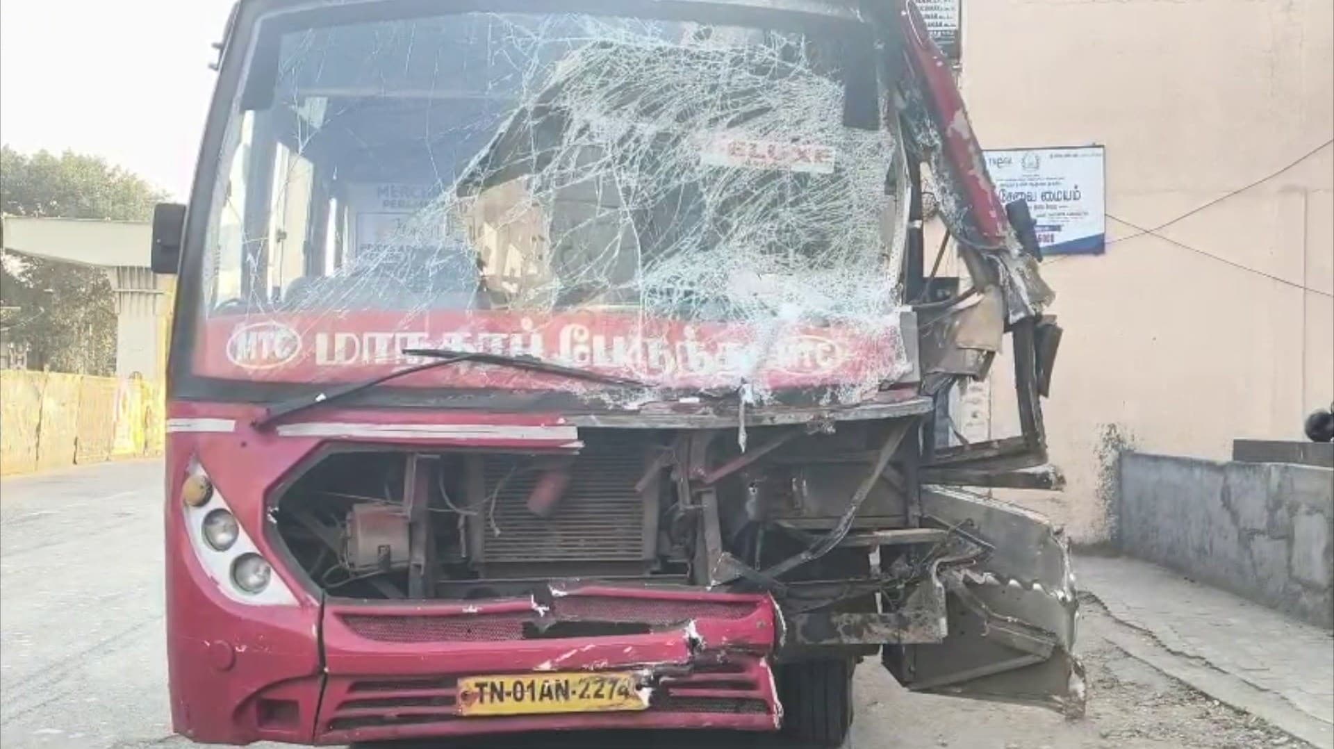 அரசுப் பேருந்து மோதியதில் லாரி கவிழ்ந்து விபத்து