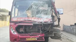 அரசுப் பேருந்து மோதியதில் லாரி கவிழ்ந்து விபத்து