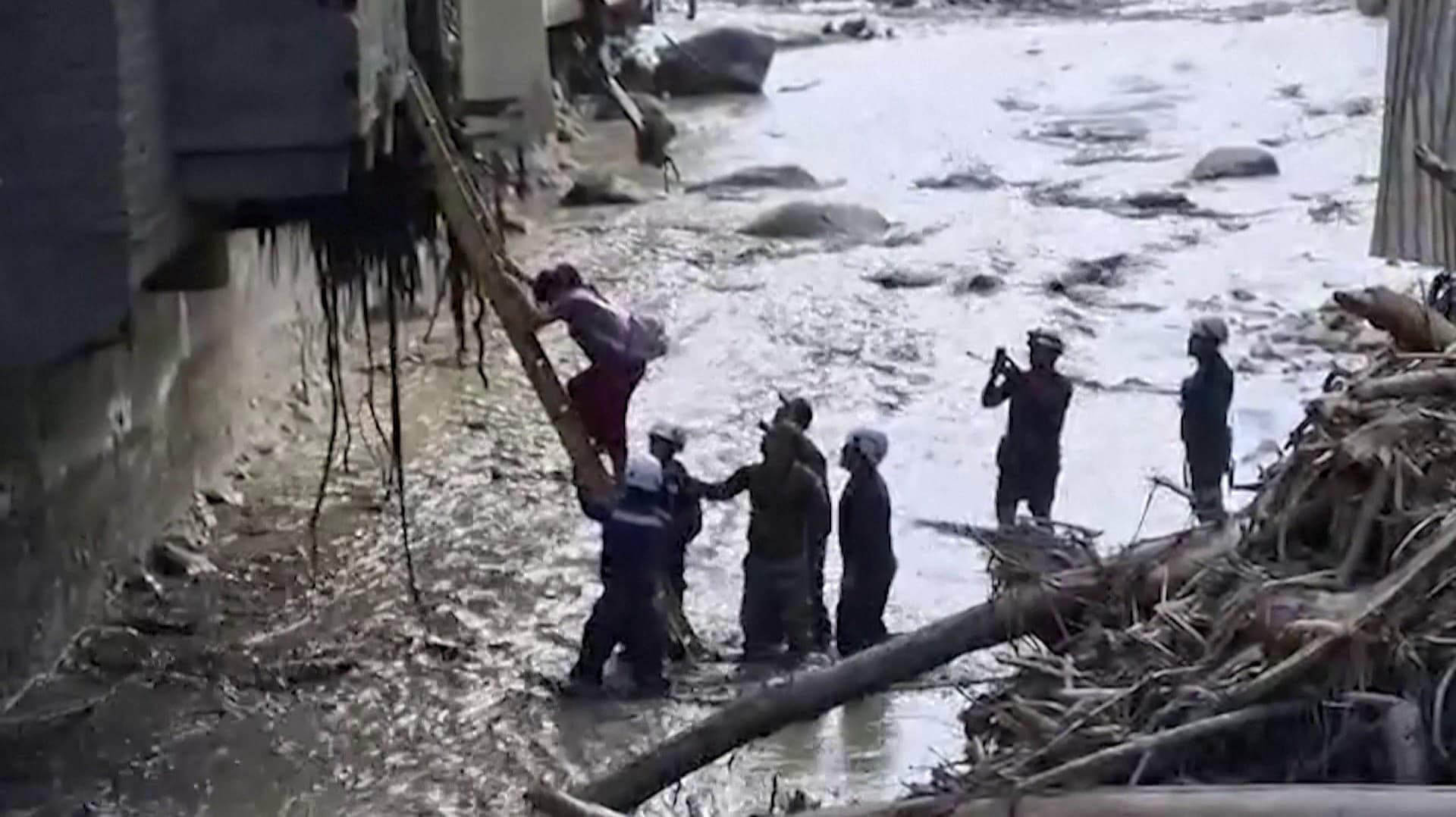 பெருநாட்டில் பெய்த கனமழையால் வெள்ளப் பெருக்கு