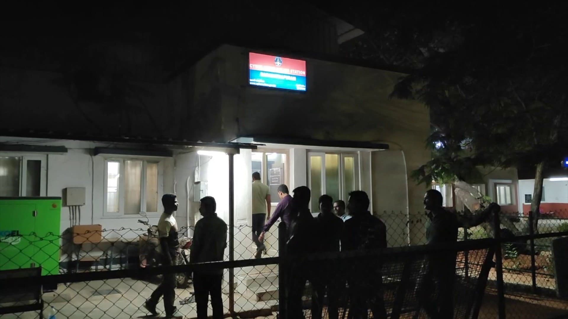 ஆன்லைன் மோசடிக்கு உடந்தை - காவலர் கைது