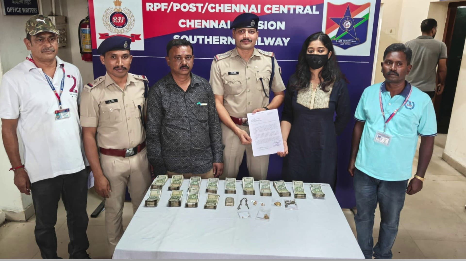 3 ரயில் பயணிகளிடமிருந்து ரூ.37.54 லட்சம் ரொக்கம், தங்கம், வெள்ளி பறிமுதல்