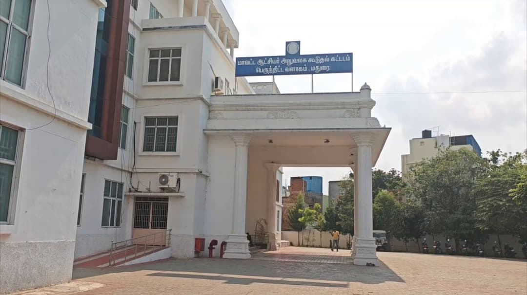 மகளிர் உரிமைத் தொகை கோரி ஆட்சியர் அலுவலகத்தில் திரண்ட பெண்கள்