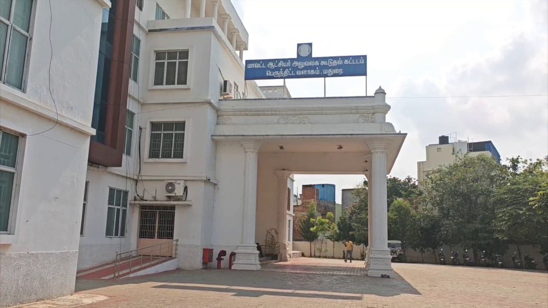 மகளிர் உரிமைத் தொகை கோரி ஆட்சியர் அலுவலகத்தில் திரண்ட பெண்கள்