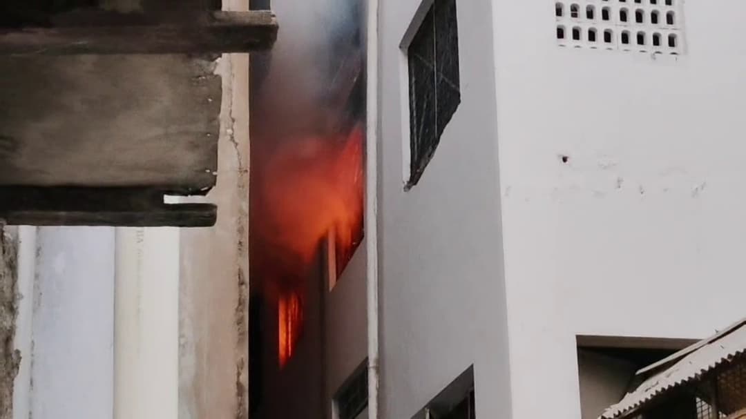 மின்கசிவு காரணமாக பனியன் நிறுவனத்தில் தீ விபத்து