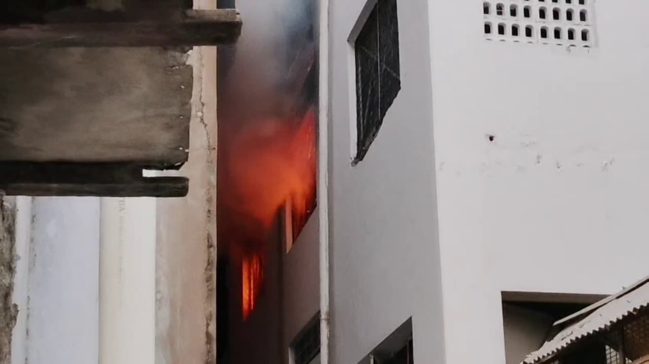 மின்கசிவு காரணமாக பனியன் நிறுவனத்தில் தீ விபத்து