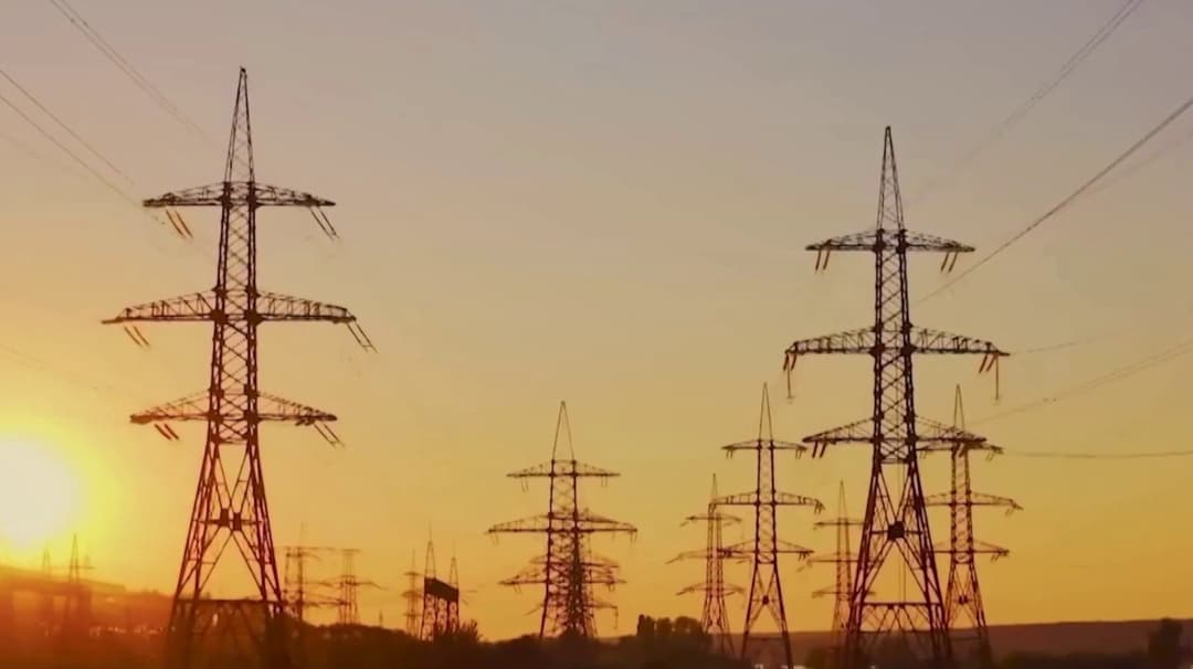 தமிழகத்தில் கேஸ் சிலிண்டர் தட்டுப்பாட்டின் எதிரொலி.. தடையின்றி மின் விநியோகம் செய்ய மின் துறை  நடவடிக்கை..!