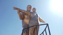 டைட்டானிக் படத்தின் ஜாக் - ரோஸ் போல டிரம்பும் எப்ஸ்டீனும்.. சிலையை வைத்த மர்ம நபர்கள்.!