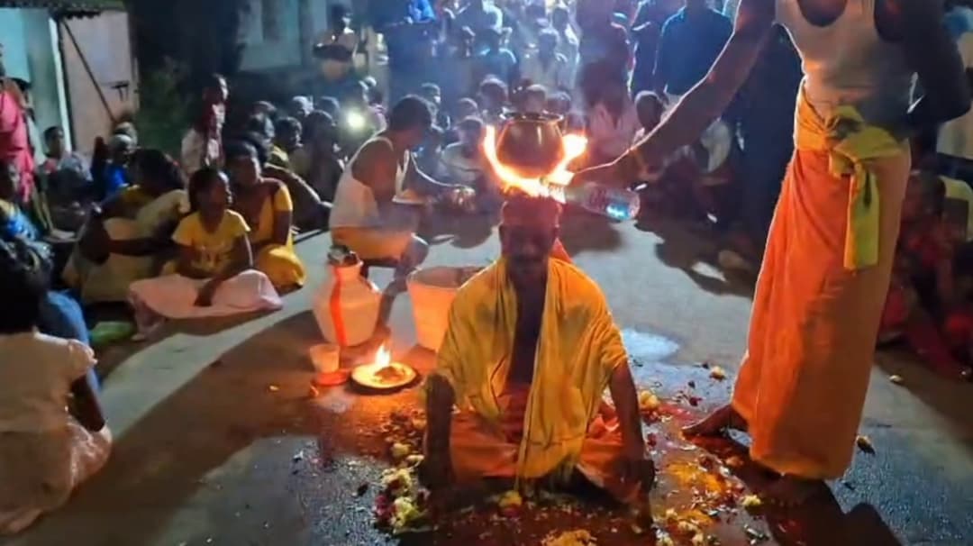 பக்தர் தலையில் நெருப்பு மூட்டி பொங்கல் வைக்கும் வினோத வழிபாடு