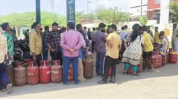 மாதவரம் - சட்டவிரோதமாக கேஸ் சிலிண்டர் நிரப்பும் பணி