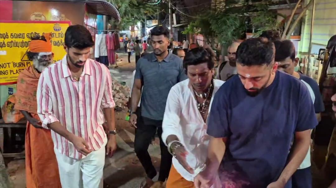 திருவண்ணாமலையில் வாஷிங்டன் சுந்தர், வருண் சக்கரவர்த்தி கிரிவலம்