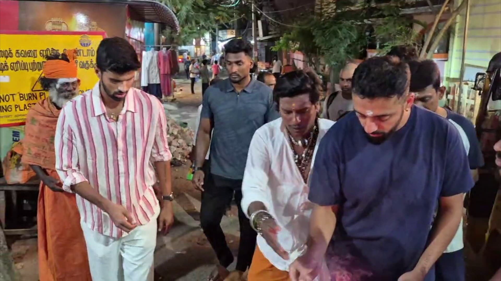 திருவண்ணாமலையில் வாஷிங்டன் சுந்தர், வருண் சக்கரவர்த்தி கிரிவலம்