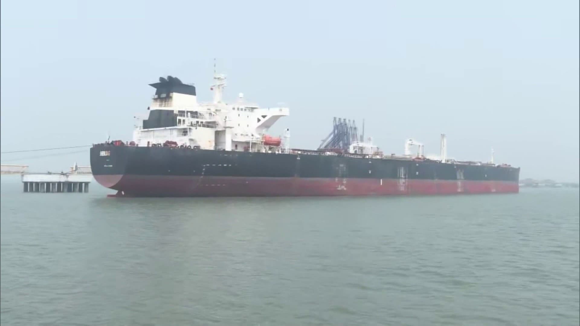 ஹோர்முஸ் நீரிணையை கடக்க அனுமதி கொடுத்த ஈரான்.. மும்பை துறைமுகத்தை வந்தடைந்த கச்சா எண்ணெய்  கப்பல்..!