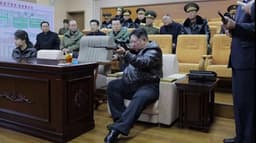 வடகொரிய அதிபர் கிம் ஜாங் உன் துப்பாக்கிச் சுடும் பயிற்சி