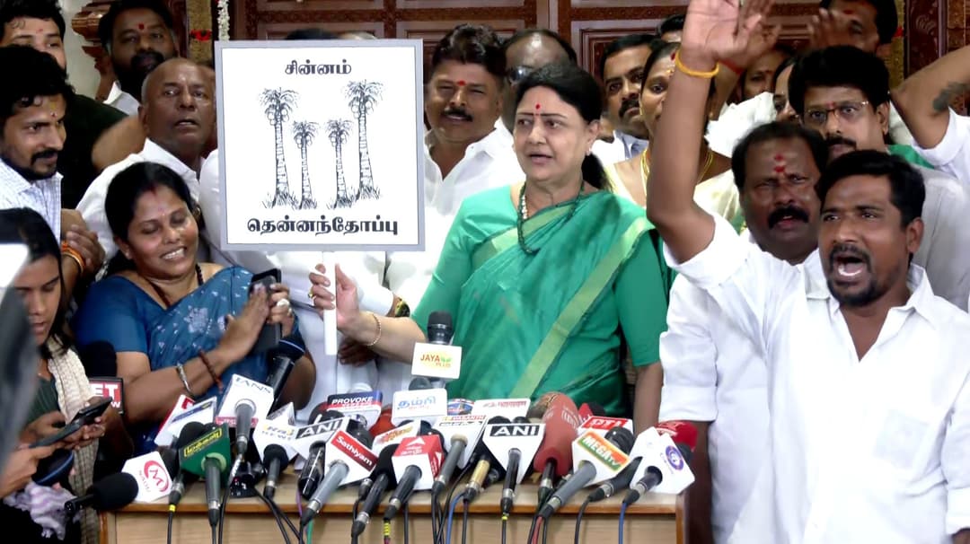 தனது கட்சிக்கு அனைத்திந்திய புரட்சித்தலைவர் மக்கள் முன்னேற்ற கழகம் என்று பெயரை அறிவித்தார் சசிகலா